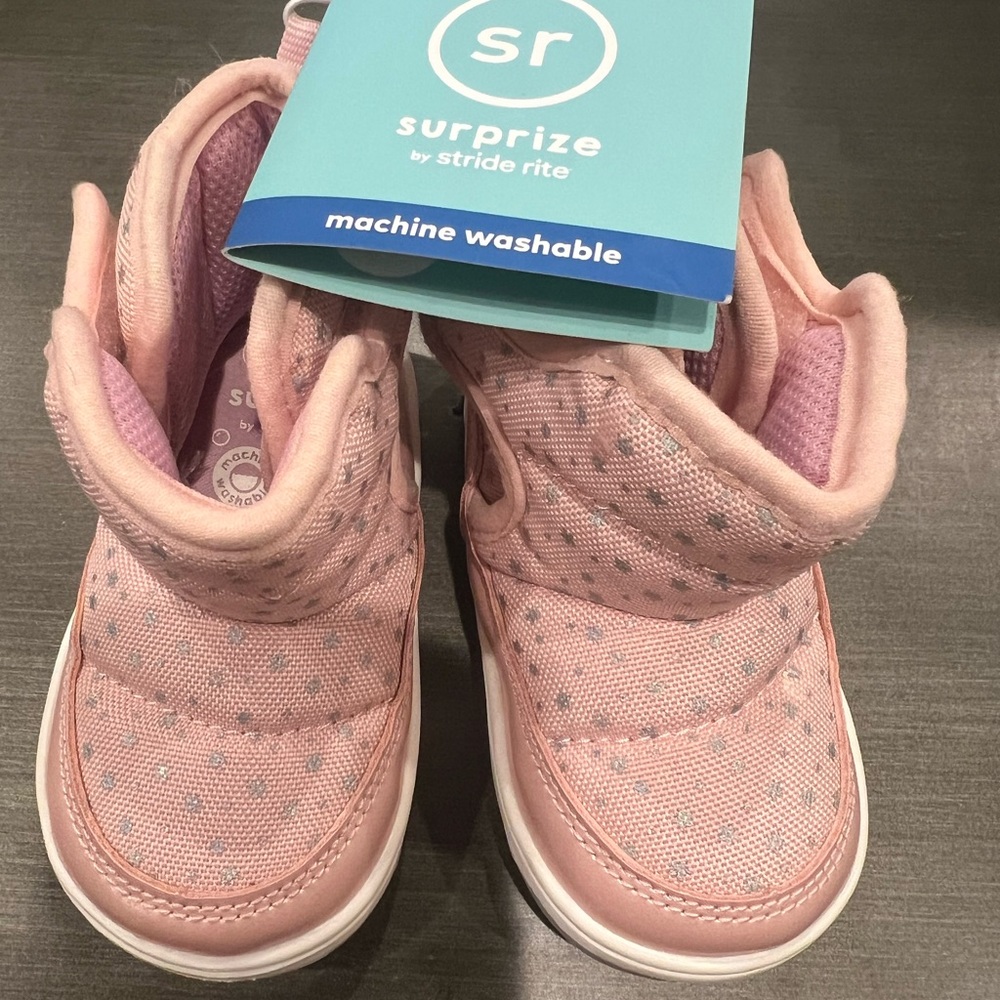 New Surprize by Stride Rite Pink Winter Booties with Stars Size 4
